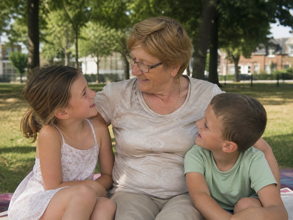 Photo illustrative d’une grand-mère avec ses petits-enfants